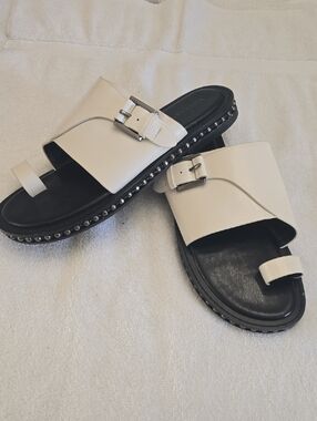 NWOT Vince Camuto Cooliann Sandals